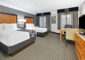 La Quinta Inn & Suites by Wyndham Dallas - Addison Galleria hotel thumbnail 6