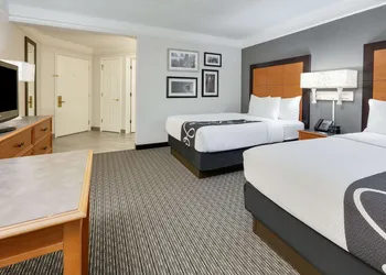 La Quinta Inn & Suites by Wyndham Dallas - Addison Galleria hotel thumbnail 7