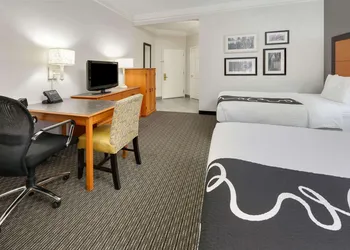 La Quinta Inn & Suites by Wyndham Dallas - Addison Galleria hotel thumbnail 8