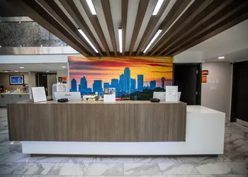 La Quinta Inn & Suites by Wyndham Dallas I-35 Walnut Hill Ln hotel thumbnail 2