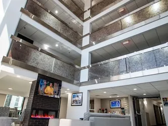 La Quinta Inn & Suites by Wyndham Dallas I-35 Walnut Hill Ln hotel thumbnail 5