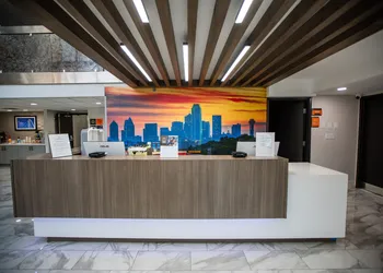 La Quinta Inn & Suites by Wyndham Dallas I-35 Walnut Hill Ln hotel thumbnail 2