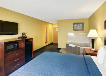 Quality Inn & Suites Grand Prairie South hotel thumbnail 6
