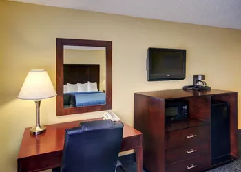 Quality Inn & Suites Grand Prairie South hotel thumbnail 8