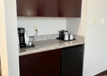 La Quinta Inn & Suites by Wyndham Allen at The Village hotel thumbnail 4