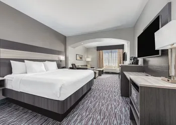 La Quinta Inn & Suites by Wyndham Allen at The Village hotel thumbnail 6