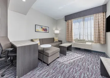 La Quinta Inn & Suites by Wyndham Allen at The Village hotel thumbnail 7