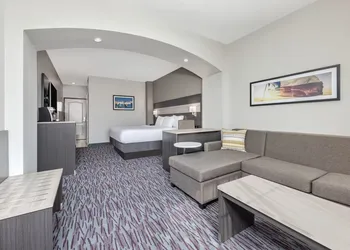 La Quinta Inn & Suites by Wyndham Allen at The Village hotel thumbnail 8