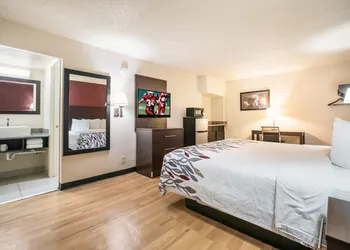Red Roof Inn North Dallas - Park Central hotel thumbnail 6
