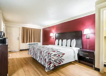Red Roof Inn North Dallas - Park Central hotel thumbnail 7