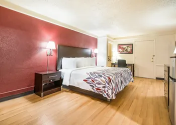 Red Roof Inn North Dallas - Park Central hotel thumbnail 8