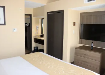 Comfort Suites DFW Airport hotel thumbnail 8