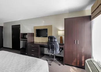 Clarion Inn & Suites DFW North hotel thumbnail 6