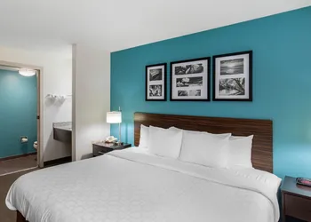 Clarion Inn & Suites DFW North hotel thumbnail 8