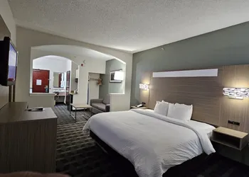 Quality Inn & Suites Irving DFW Airport South hotel thumbnail 7
