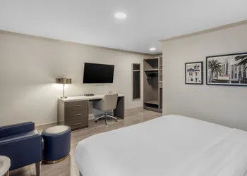 Best Western Plus Executive Suites hotel thumbnail 6