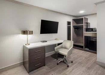 Best Western Plus Executive Suites hotel thumbnail 7
