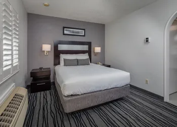 Redwood Creek Inn hotel thumbnail 2