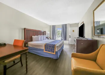 Econo Lodge Daytona Beach - Speedway hotel thumbnail 3