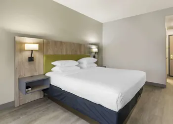 Country Inn & Suites by Radisson, Tampa Airport North, FL hotel thumbnail 5