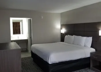 Days Inn & Suites by Wyndham Charleston Airport West hotel thumbnail 4