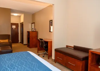 Comfort Inn & Suites Patriots Point hotel thumbnail 4