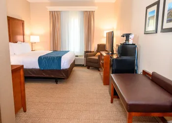 Comfort Inn & Suites Patriots Point hotel thumbnail 7