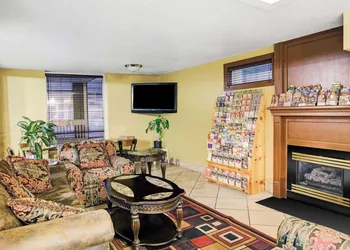 Days Inn & Suites by Wyndham Downtown Gatlinburg Parkway hotel thumbnail 2