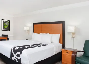 Baymont by Wyndham Fort Myers Central hotel thumbnail 5