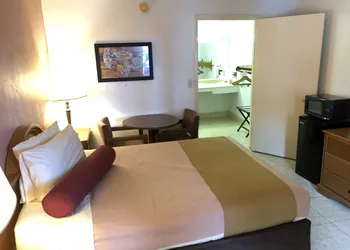 Econo Lodge Fort Myers North hotel thumbnail 4