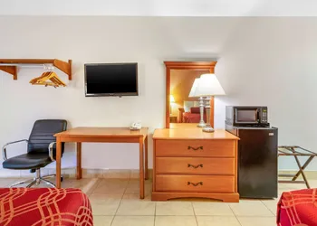 Econo Lodge Fort Myers North hotel thumbnail 8