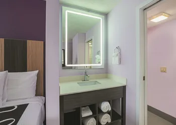 La Quinta Inn & Suites by Wyndham Minneapolis Northwest hotel thumbnail 3