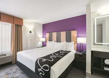 La Quinta Inn & Suites by Wyndham Minneapolis Northwest hotel thumbnail 4