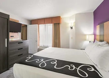 La Quinta Inn & Suites by Wyndham Minneapolis Northwest hotel thumbnail 7