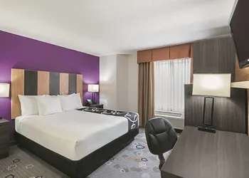 La Quinta Inn & Suites by Wyndham Minneapolis Northwest hotel thumbnail 8