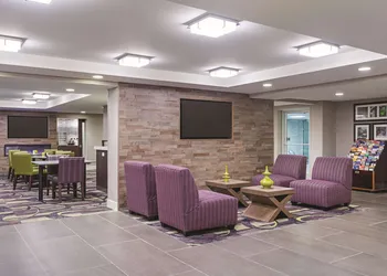 La Quinta Inn & Suites by Wyndham Baltimore BWI Airport hotel thumbnail 2