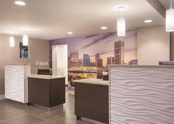 La Quinta Inn & Suites by Wyndham Baltimore BWI Airport hotel thumbnail 3