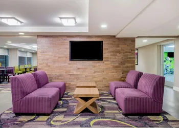 La Quinta Inn & Suites by Wyndham Baltimore BWI Airport hotel thumbnail 4