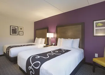 La Quinta Inn & Suites by Wyndham Baltimore BWI Airport hotel thumbnail 7