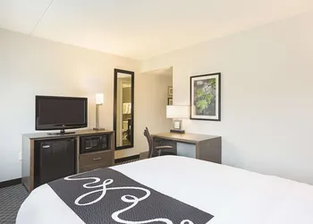 La Quinta Inn & Suites by Wyndham Baltimore BWI Airport hotel thumbnail 8