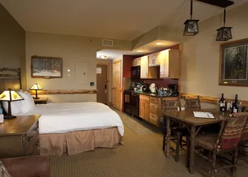 Hope Lake Lodge & Indoor Waterpark hotel thumbnail 4