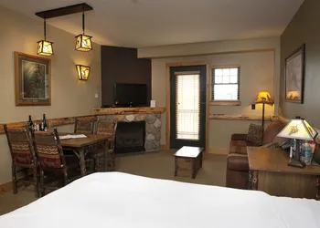 Hope Lake Lodge & Indoor Waterpark hotel thumbnail 5