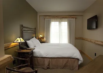 Hope Lake Lodge & Indoor Waterpark hotel thumbnail 6