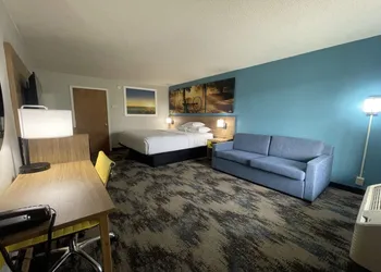 Days Inn & Suites by Wyndham York hotel thumbnail 8