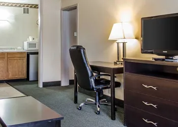 Quality Inn & Suites York East hotel thumbnail 4
