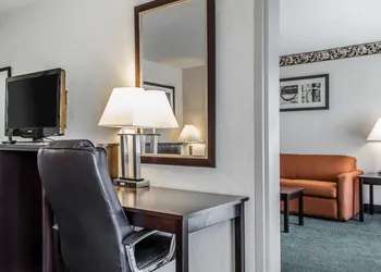 Quality Inn & Suites York East hotel thumbnail 5