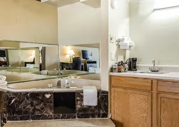 Quality Inn & Suites York East hotel thumbnail 6