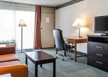 Quality Inn & Suites York East hotel thumbnail 8