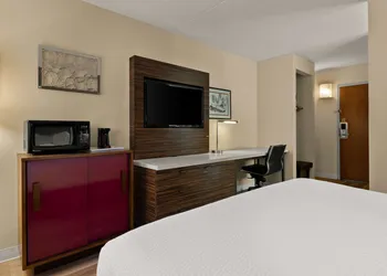 Ramada by Wyndham Harrisburg/Hershey Area hotel thumbnail 8