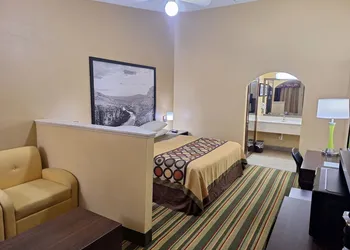 Super 8 by Wyndham Weslaco hotel thumbnail 4